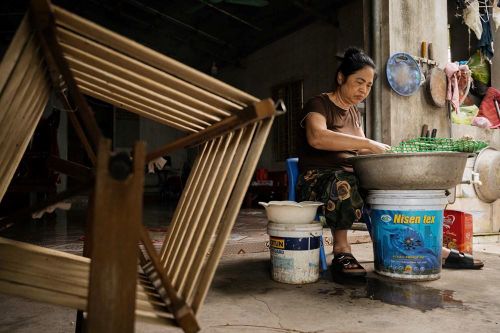 Bà Duy Thị Oanh (62 tuổi, Hưng Yên) chia sẻ: “Mỗi ngày tôi phải ngâm tay trong nước từ 8 đến 10 tiếng. Sau mỗi ca làm, đôi tay nhợt đi vì nước, tôi lại phải xát lá thầu dầu để hồi phục đôi tay, chuẩn bị cho ngày làm việc hôm sau"