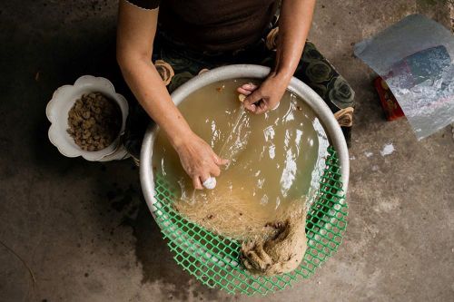Để tạo nên tấm đũi mềm mại, quy trình sản xuất gồm nhiều công đoạn tỉ mỉ, trong đó rút sợi từ kén thô là khâu đòi hỏi sự kiên nhẫn và khéo léo nhất