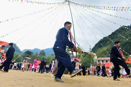 Ngày hội Ngày hội Văn hóa dân tộc Mông và Festival khèn Mông là hoạt động văn hóa thường niên được huyện Mèo Vạc tổ chức nhằm bảo tồn các giá trị văn hóa truyền thống của nhân dân các dân tộc trên địa bàn huyện nói chung và văn hóa dân tộc Mông nói riêng. Ảnh: Nam Thái - TTXVN