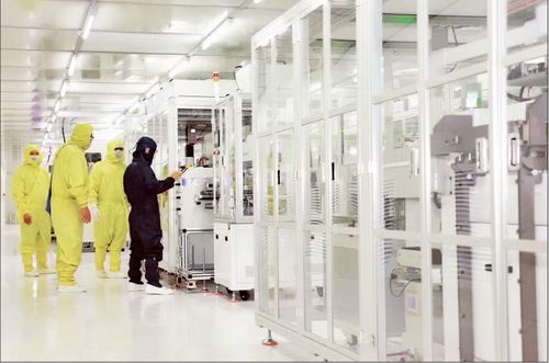 Dây chuyền sản xuất hiện đại tại Nhà máy Radiant Opto - Electronics Việt Nam Nghệ An, tại Khu công nghiệp VSIP.