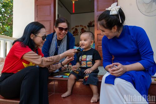 Có những hành trình không cần ghi dấu trên bản đồ, đó là hải trình của trọn vẹn nghĩa tình của kiều bào khắp nơi mang theo những điều giản dị: Thùng sách, đồ chơi, những món quà nhỏ gói ghém hơi ấm đất liền.