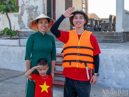 Nhịp sống mới của Trường Sa đang ngày một thay da đổi thịt, Trường Sa ở rất xa nhưng không xa. Bởi, nơi biển đảo quê hương ấy, mầm sống và sự sống vẫn vươn lên, xanh ngát từng ngày.