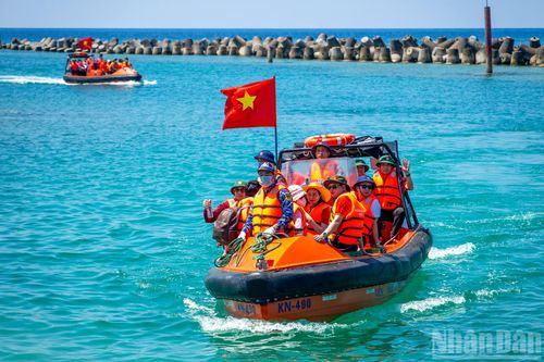 Chuyến thăm Trường Sa và Nhà giàn DK1 là hoạt động thường niên do Ủy ban Nhà nước về người Việt Nam ở nước ngoài (Bộ Ngoại giao) phối hợp Bộ Tư lệnh Hải quân tổ chức từ năm 2012 đến nay.