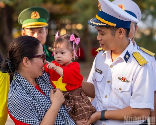 Hình ảnh khó quên nhất là khi đoàn đặt chân lên các đảo, từ ánh mắt, nụ cười và những cái bắt tay của kiều bào với quân, dân trên đảo rất đỗi thân thương, thắm tình đoàn kết quân dân.