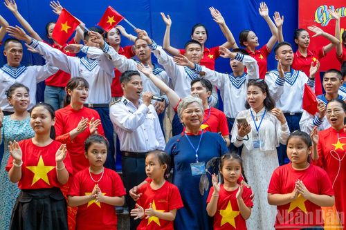 Ở vùng biển, đảo thiêng liêng này khi tiếng hát vang lên, mọi thứ như dịu lại. Có chiến sĩ lặng lẽ gật đầu, có người mím chặt môi, có người quay mặt đi thật khẽ. Đó là khoảnh khắc mà những lời ca đã chạm đến tâm hồn của họ.