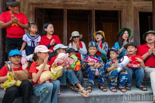 Tháng Tư ở Trường Sa là thời điểm rất đặc biệt và được mọi người nơi đây ví như “tháng lễ hội”, khi quân và dân trên đảo được đón nhiều đoàn công tác từ đất liền ra thăm, giao lưu với quân và dân trên đảo.