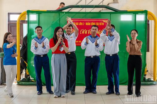 Trên boong tàu, trên các đảo giữa trùng khơi, những câu hát được ngân lên trong gió biển, cùng hòa nhịp giữa các kiều bào và cán bộ, chiến sĩ.