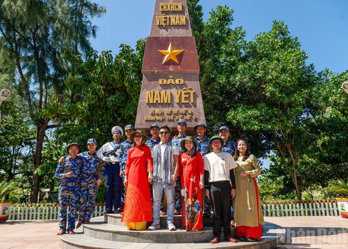 Chiến sĩ và kiều bào chụp ảnh lưu niệm tại cột mốc đảo Nam Yết.