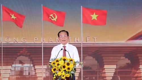 Đồng chí Hồ Văn Mười, Chủ tịch Ủy ban nhân dân tỉnh Lâm Đồng phát biểu.