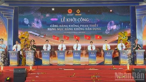 Các đại biểu bấm nút lễ khởi công.