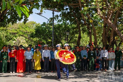 Tiếp đó, đoàn công tác tới dâng hoa, dâng hương tại Đài tưởng niệm các Anh hùng liệt sĩ trên đảo Trường Sa.