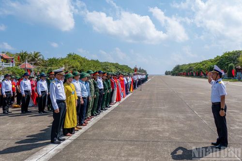 Lễ chào cờ và duyệt đội ngũ diễn ra với sự tham gia của các cán bộ, chiến sĩ, nhân dân và đại biểu trong đoàn công tác.