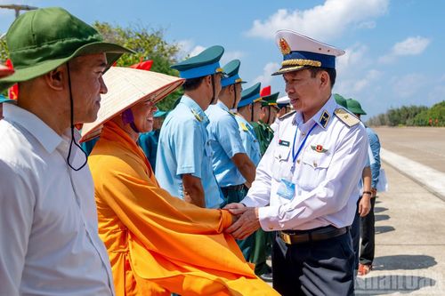 Các tầng lớp nhân dân trên đảo Trường Sa đón chào các thành viên trong đoàn công tác tới thăm đảo.