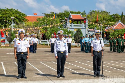 Thượng úy Tạ Hồng Phú, đại diện các lực lượng trên đảo, đọc 10 lời thề danh dự của quân nhân Quân đội nhân dân Việt Nam tại buổi lễ.