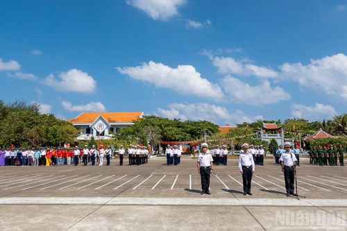 Buổi lễ diễn ra trong không khí trang nghiêm và tự hào trước cột mốc chủ quyền đảo Trường Sa.