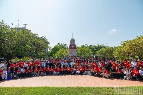 Đoàn công tác số 10 năm 2026 tại cột mốc chủ quyền đảo Trường Sa.