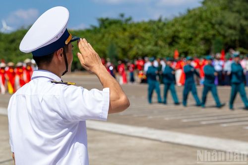 Sau Lễ chào cờ là nghi thức duyệt đội ngũ với khí thế oai phong, hào hùng của các cán bộ, chiến sĩ và tầng lớp nhân dân trên đảo.