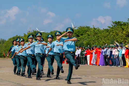 Từng khối cán bộ, chiến sĩ và nhân dân thực hiện nghi thức duyệt đội ngũ.