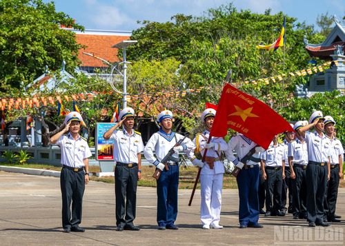 Quân kỳ Quyết thắng tung bay tại buổi lễ.