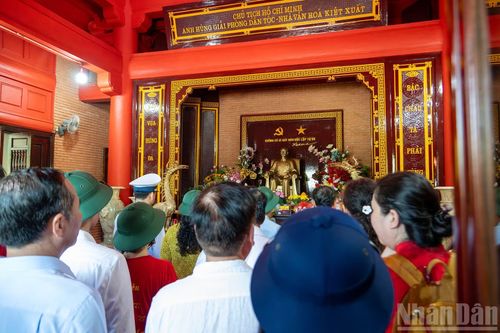 Các thành viên trong đoàn công tác thành kính dâng hoa, dâng hương tại Nhà tưởng niệm Chủ tịch Hồ Chí Minh.