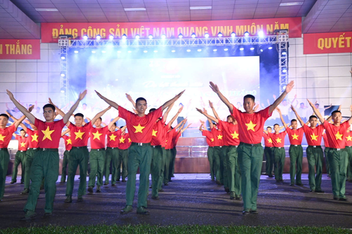 Tiết mục đồng diễn do tuổi trẻ Sư đoàn 316 (Quân khu 2) thực hiện.