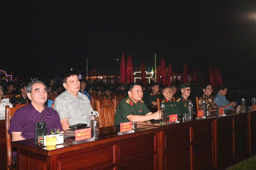 Các đại biểu dự chương trình.