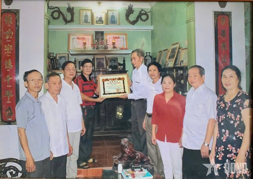 Các con của mẹ Thậy bên tấm bằng truy tặng danh hiệu Bà mẹ Việt Nam Anh hùng của mẹ.