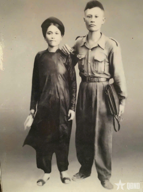 Hình ảnh mẹ Thậy và chồng hồi trẻ.