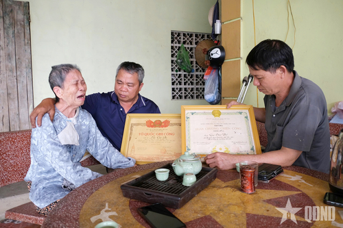 Mẹ Việt Nam Anh hùng Đặng Thị Lan - mẹ liệt sĩ Lại Thế Độ - mỗi lần nhắc đến con lại không kìm được nước mắt.