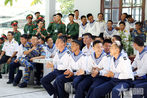  Đông đảo cán bộ, chiến sĩ đảo Sơn Ca theo dõi, hòa theo chương trình giao lưu văn nghệ. Ảnh: HUY CÔNG 