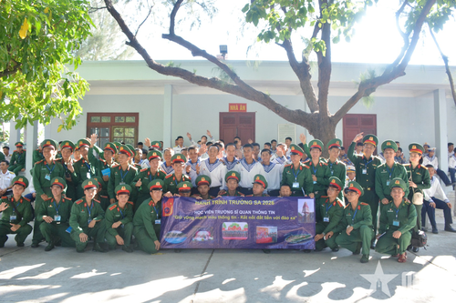  Cán bộ, học viên các nhà trường Quân đội và đảo Sơn Ca tại buổi giao lưu văn nghệ. Ảnh: DUY HIỂN