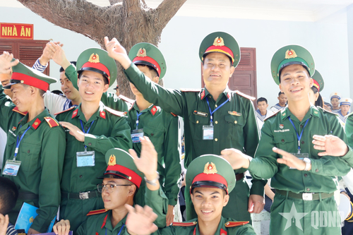 Cán bộ, học viên các nhà trường Quân đội cổ vũ chương trình giao lưu văn nghệ. Ảnh: HUY CÔNG