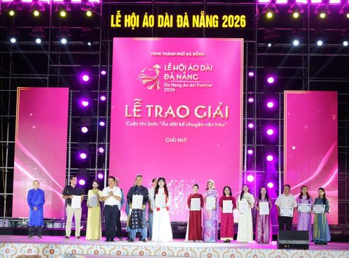 Ông Trần Văn Mạnh, Giám đốc Trung tâm Cung ứng dịch vụ sự nghiệp công phường Hải Châu trao giải Nhì cho tác giả Lê Huy Tuấn với tác phẩm “Thướt tha thành cổ” và tác giả Trần Thị Giang với tác phẩm “Tự hào dáng hình Việt Nam”