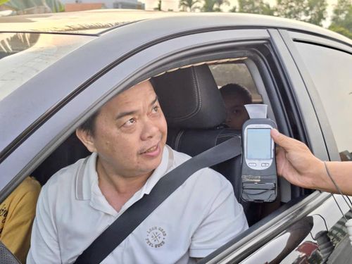 Kiểm tra nồng độ cồn tài xế ô tô