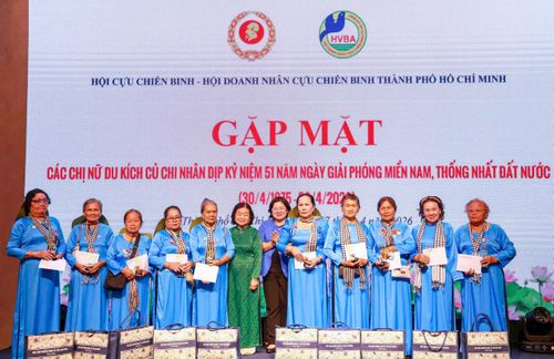 Nguyên Phó Chủ tịch nước Trương Mỹ Hoa và Phó Bí thư Thành ủy TPHCM Văn Thị Bạch Tuyết tặng quà đến các nữ du kích Củ Chi 