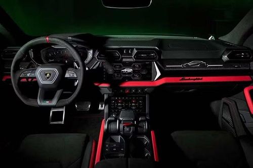 Bên trong xe, khoang nội thất sử dụng tông màu đen Nero Ade với da Dinamica và vải sợi siêu nhỏ Corsa-Tex. Tông màu tối này được kết hợp với 1 trong 6 màu tương phản như tím Viola Acutus, trắng Bianco Leda, vàng Giallo Quercus, cam Arancio Dryope, xanh lục Verde Viper và xám Grigio Octans. Người dùng còn có tới 12 tùy chọn màu cho đường chỉ thêu trên ghế, tựa đầu và các chi tiết bọc nội thất.