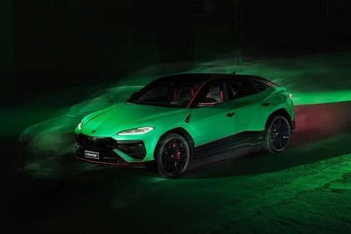 Tông màu chủ đạo của Lamborghini Urus SE Tettonero Capsule có thể kết hợp với lớp sơn đen bóng Nero Shiny ở phần thân trên, nóc, cánh gió và ống xả. Khách hàng còn có thể lựa chọn các điểm nhấn sơn 1 trong 6 màu, gồm cam Arancio Borealis, trắng Bianco Monocerus, vàng Giallo Auge, xám Grigio Nimbus, đỏ Rosso Mars và xanh lục Verde Mantis.