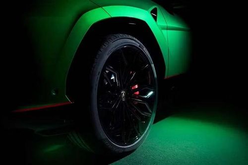 Lamborghini Urus SE Tettonero Capsule vẫn sử dụng hệ truyền động hybrid sạc điện quen thuộc, bao gồm máy xăng V8, tăng áp kép, dung tích 4.0L, kết hợp cùng pin dung lượng 25,9 kWh, mô-tơ điện và hộp số tự động 8 cấp. Tổng công suất đạt 789 mã lực và mô-men xoắn cực đại là 950 Nm.
