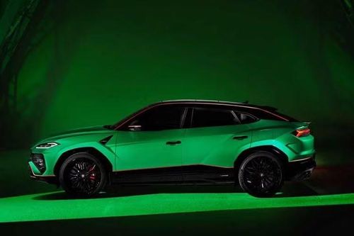 Những điểm nhấn ngoài thất của siêu SUV Lamborghini Urus SE Tettonero Capsule "hàng thửa" sẽ chạy dọc thân xe, xuất hiện trên ốp gương chiếu hậu và khu vực dưới đường viền nóc. Tùy chọn cá nhân hóa tiếp tục mở rộng với 6 màu kẹp phanh khác nhau cùng nhiều thiết kế mâm có kích thước từ 21-23 inch