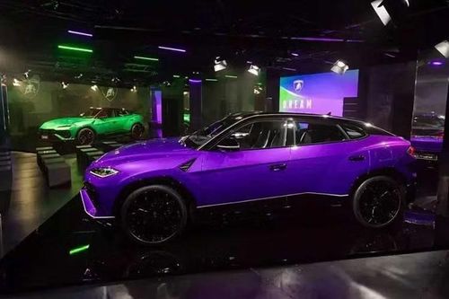 Màu sắc đóng vai trò trung tâm trong gói nâng cấp này. Theo đó, Lamborghini Urus SE Tettonero Capsule được cung cấp 6 màu ngoại thất gồm cam Arancio Xanto, trắng Bianco Asopo, xám Grigio Telesto và tím Viola Pasifae. Bên cạnh đó là hai màu hoàn toàn mới, bao gồm vàng Giallo Tenerife và xanh lục Verde Mercurius.
