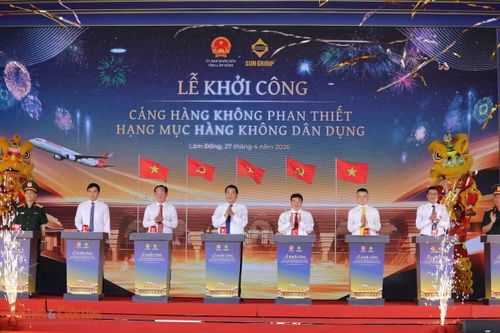 Các đại biểu thực hiện nghi thức bấm nút khởi công dự án. Ảnh: Trần Nguyên
