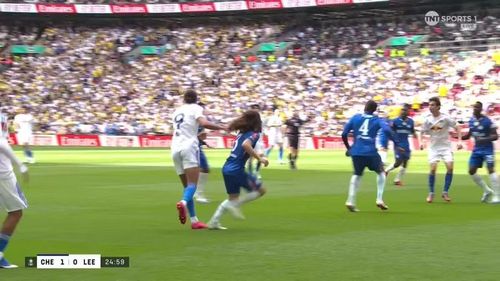 Trận đấu cũng gây tranh cãi khi Dominic Calvert-Lewin của Leeds United thoát thẻ đỏ dù giật tóc Marc Cucurella.