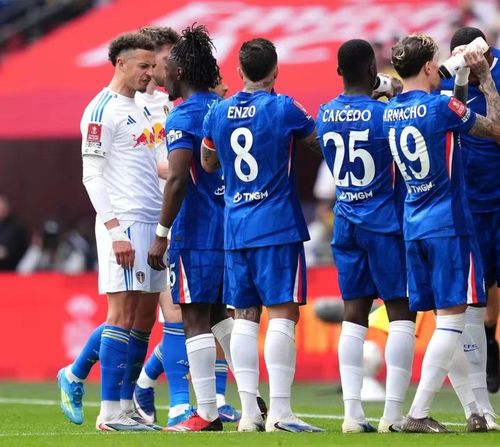 Cuộc so tài trên sân Wembley cũng chứng kiến những tình huống đối đầu căng thẳng giữa cầu thủ đôi bên.
