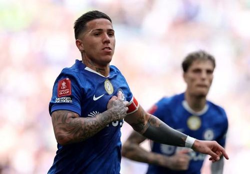 Tiền vệ người Argentina ăn mừng bàn thắng bằng cách chỉ vào huy hiệu của Chelsea sau vài tuần đầy biến động, bao gồm cả việc anh bị phạt treo giò nội vì “gạ gẫm” Real Madrid.