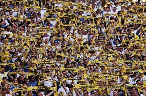 Bầu không khí cuồng nhiệt được các cổ động viên Leeds United mang đến trận bán kết Cup FA.