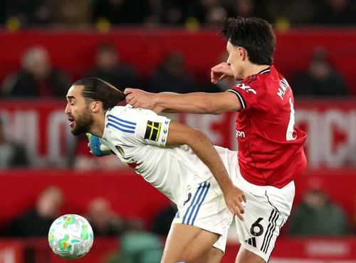 Trung vệ Lisandro Martinez giật tóc Dominic Calvert-Lewin khiến phải nhận thẻ đỏ ở trận Man Utd thua sốc Leeds 1-2 ở vòng 32 Ngoại hạng Anh.