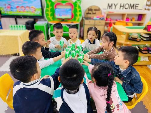Trẻ Trường Mầm non Hạnh Phúc (phường Hạ Long) hào hứng tham gia chương trình sữa học đường.