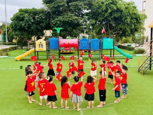 Trẻ Trường Mầm non Việt Hưng (phường Việt Hưng) tham gia hoạt động ngoài trời, phát triển thể chất và kỹ năng tập thể.