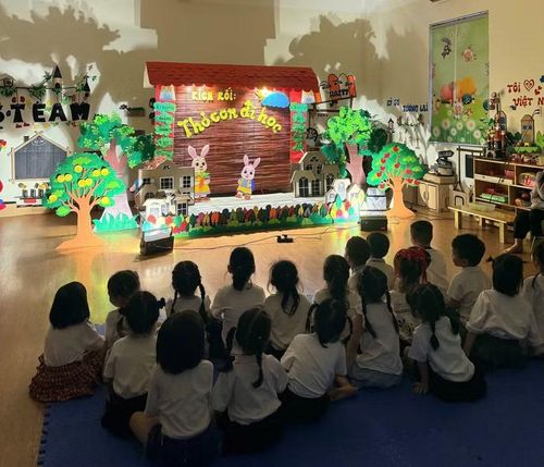 Giáo viên Trường Mầm non Việt Hưng ứng dụng công nghệ AI trong tổ chức tiết học.