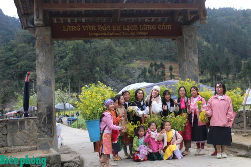 Nhiều bản làng ở vùng cao, biên giới đã thành công khi kết hợp bảo tồn văn hóa với phát triển du lịch. Ảnh: Bích Nguyên